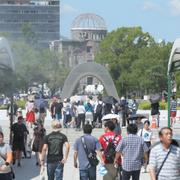 Människor besöker minnesmonumentet i Hiroshima under tisdagen.