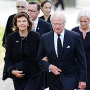 Kung Carl Gustaf och drottning Silvia närvarar vid söndagens gudstjänst i Västanfors kyrka efter förra veckans skolattack på Brinellskolan i Fagersta