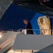 Donald Trump lämnar Air Force One. 
