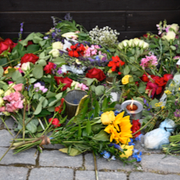 Magdalena Andersson, Ulf Kristersson och blommor på platsen där Ing-Marie Wieselgren mördades.