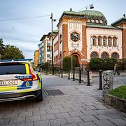 
Polisen bevakar synagogan vid Betaniaplan i centrala Malmö.
