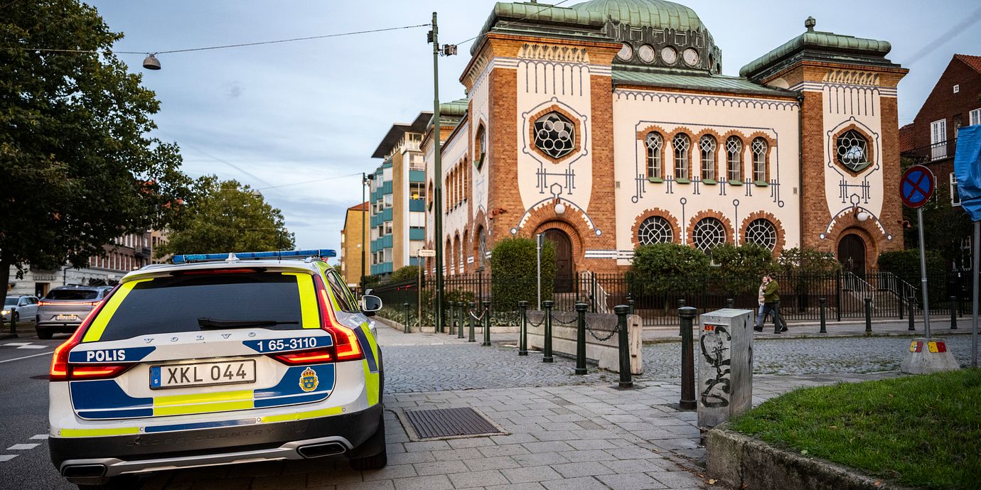 
Polisen bevakar synagogan vid Betaniaplan i centrala Malmö.