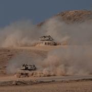 Israeliska militärfordon nära gränsen mot södra Gazaremsan, 20 augusti 2025. 