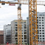 Byggkranar och byggnation av hus när nya stadsdelen Hagastaden i Stockholm växer fram. Arkivbild.