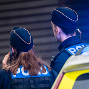 Bild från häktningsförhandlingen vid Nacka tingsrätt och en genrebild på poliser. 