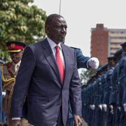 Kenyas president William Ruto inspekterar hedersvakten utanför parlamentet i Nairobi i samband med ett tal till nationen i november. 