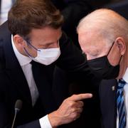 Macron och Biden.