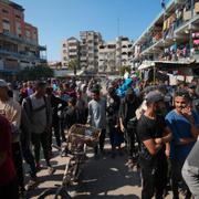 Palestinier samlas för att ta emot nödhjälp från Unrwa. 