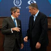 IAEA:s generaldirektör Rafael Mariano Grossi och Irans kärnkraftschef Mohammad Eslami.