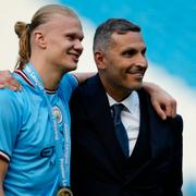 Ordförande Khaldoon Al Mubarak tillsammans med Manchester Citys Erling Haaland