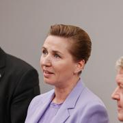 Mette Frederiksen tillsammans med försvarsminister Troels Lund Poulsen och utrikesminister Lars Løkke Rasmussen.