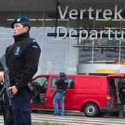 Arkivbild: Poliser utanför flygplatsen Schiphol, där den gripne svensken landade på julafton.