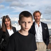 Mats Strandberg (manus, författare),  Malin Lagerlöf (manus), Kolbjörn Skarsgård (mitten), Björn Bengtsson och Tuppence Middleton på pressdag med SVT:s skräcksatsning ”Färjan”. 