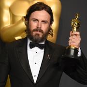 Casey Affleck tar emot pris på Oscarsgalan.