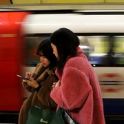 Kvinnor i Londons tunnelbana. 