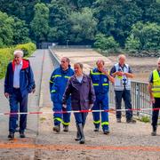 Inrikesminister Horst Seehofer besöker ett översvämningsdrabbat område.