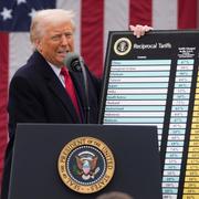 Trump presenterar tullarna.