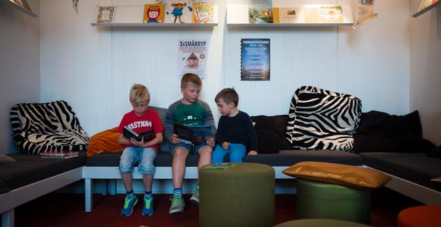 Några barn i ett bibliotek. Vilhelm Stokstad/TT