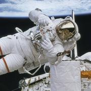 Astronauten Mark Lee år 1999. Här testade han ryggsäcken ”Safer”, som designades för att rädda  astronauter om de flöt iväg från rymdfarkosten.  