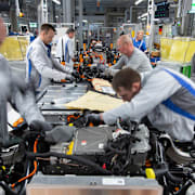 Arkivbild: Chassit till en elbil från Volkswagen, ID.3, byggs i fabriken i Zwickau, Tyskland. 