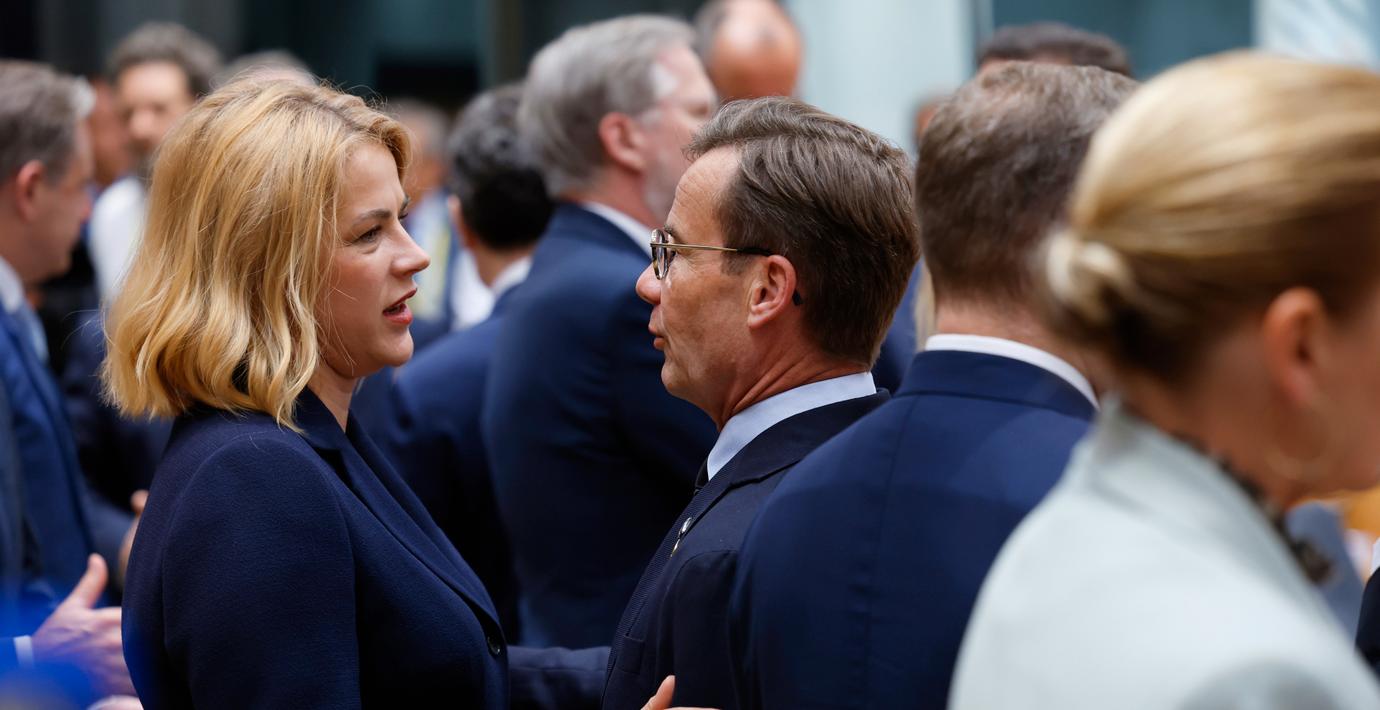 Lettlands premiärminister Evika Silina talar med Sveriges statsminister Ulf Kristersson.