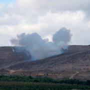 Rök stiger efter en explosion vid gränsen mellan Israel och Libanon, innan vapenvilan trädde i kraft.