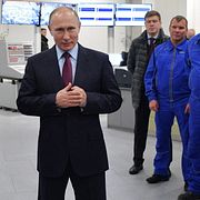 Vladimir Putin besöker LNG-anläggningen Yamal 2017.