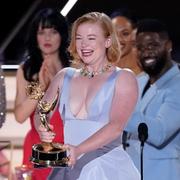 Skådespelerskan Sarah Snook tar emot en Emmy för ”Succession” 2022.