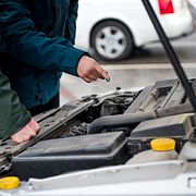 En privatperson säljer en begagnad bil till en annan privatperson. Nödvändiga fordonsbyten fungerar inte för tillfället, vilket retar M Sverige.