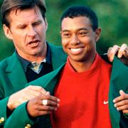 Tiger Woods tar emot den gröna vinnarkavajen vid US Masters 1997, den första majorvinsten för Woods. 