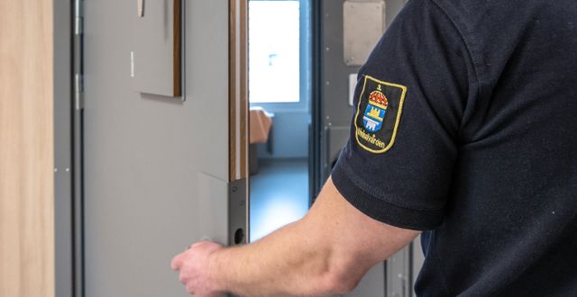 Kriminalvårdare öppnar en celldörr på nya häktet i Östersund. Per Danielsson/TT