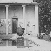 Bergslagsurnan formgiven av Eric Grate är en av konstskatterna som stulits och sedan sålts. Här syns den framför svenska paviljongen på Parisutställningen 1925.