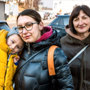 Flyktingar går i land i Nynäshamn och Oksana och hennes familj. 