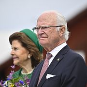 Kung Carl Gustaf och drottning Silvia besöker nationaldagsfirandet i Skokloster, Håbo kommun.