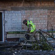 Polis bär bort delar av en drönare som träffat en skola i Kyjiv, 1 oktober 2026.
