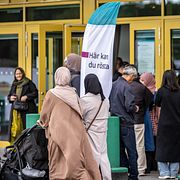 Kö till förtidsröstning på Rosengårdsbiblioteket på Rosengård centrum i Malmö på fredagskvällen.