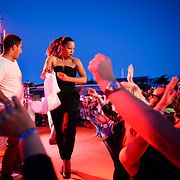 Civilminister Ardalan Shekarabi och kultur- och demokratiminister Alice Bah Kuhnke på scenen under förra årets DJ-battle i Almedalen.