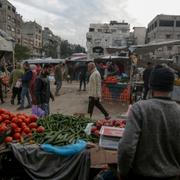 Palestinier handlar på Sheikh Radwan-marknaden, väster om Gaza City, före Iftar, måltiden som bryter fastan. 3 mars. 