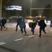 Polisen rusar mot propalestinska aktivister i samband med oroligheterna kring matchen. 