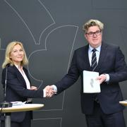 Justitieminister Gunnar Strömmer (M) och den särskilda utredaren Viveca Lång.