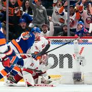 New York Islanders Mathew Barzal jublar efter det avgörandet målet.