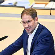 Till höger syns Niels Paarup-Petersen (C) i riksdagen under söndagen. Bilden till vänster är en arkivbild.
