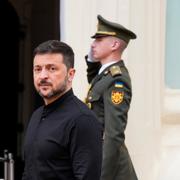 Zelenskyj tar emot Norges kronprins Haakon i Kyiv i maj i år. 