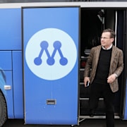 Ulf Kristersson kliver ur turnébussen i Skövde. 