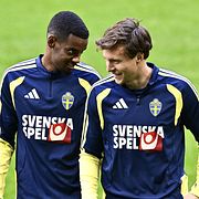 Alexander Isak och Victor Nilsson Lindelöf  under torsdagens landslagsträning på Strawberry Arena inför fredagens inledande gruppspelsmatch i Nations League mot Rumänien.