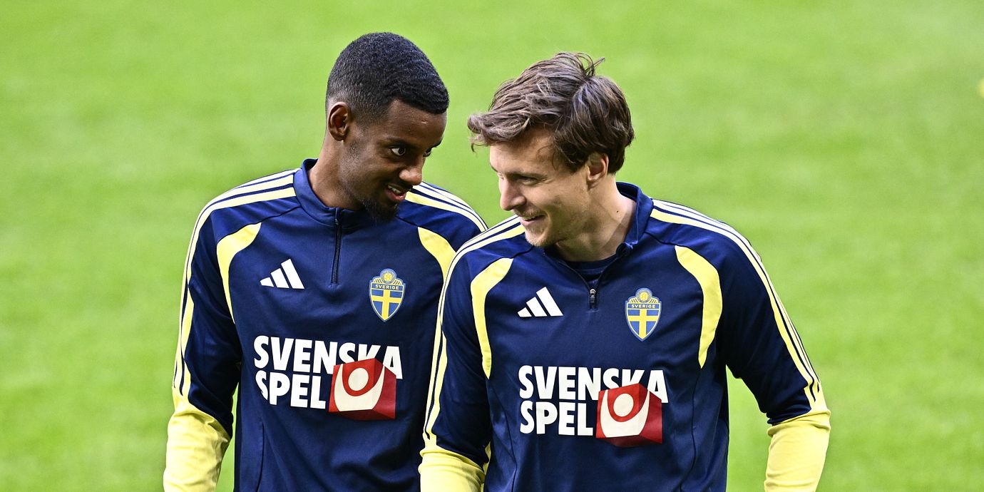 Alexander Isak och Victor Nilsson Lindelöf  under torsdagens landslagsträning på Strawberry Arena inför fredagens inledande gruppspelsmatch i Nations League mot Rumänien.