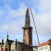 Riddarholmskyrkans gjutjärnsspira monteras ner för renovering.