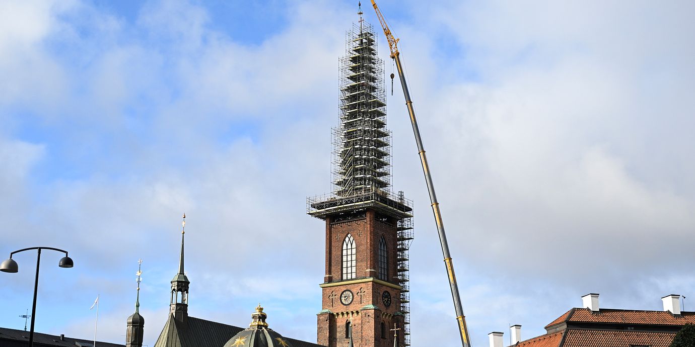 Riddarholmskyrkans gjutjärnsspira monteras ner för renovering.