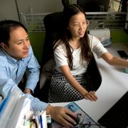 He Jiankui till vänster arbetar här tillsammans med Zhou Xiaoqin, som inte tillhör trion som har dömts.