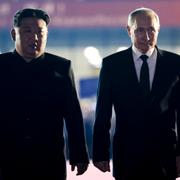 Rysslands president Vladimir Putin (höger) Nordkoreas ledare Kim Jong-un i juni. 
